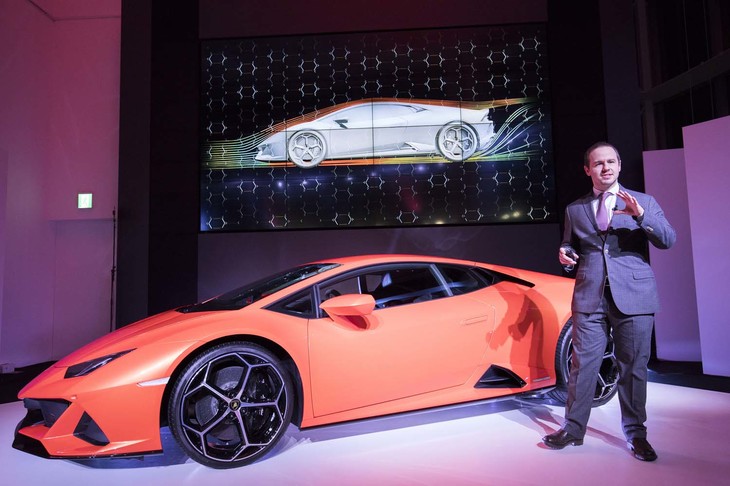 ウラカンEVOローンチプロジェクトマネージャーであるヴィットリオ・ミラノ氏が、「ウラカンEVO」の概要を来場ゲストに説明した。