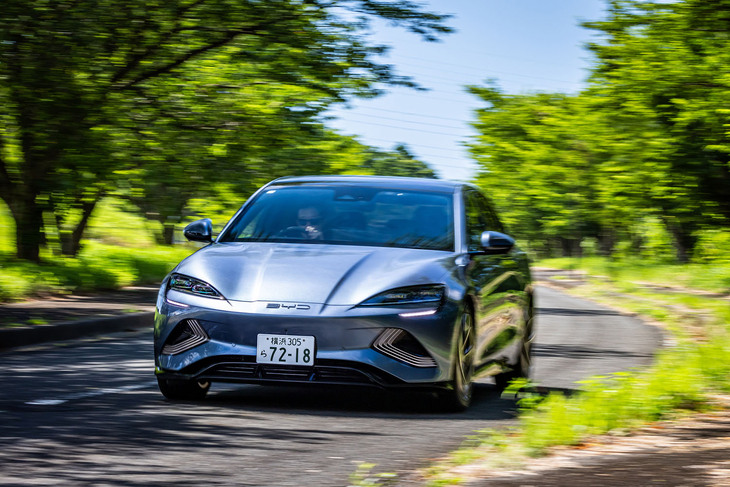 後輪駆動車の一充電走行距離は640km（WLTCモード）。BYDが独自開発したブレード形状で容量82.56kWhのリン酸鉄リチウムイオンバッテリーを搭載する。「シール」に積まれるバッテリーは駆動方式にかかわらず共通している。
