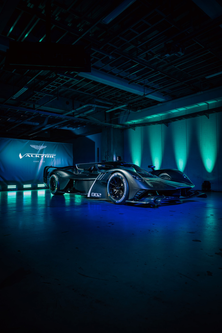 富士スピードウェイで行われた「アストンマーティン・ヴァルキリーAMR Pro」披露会の様子。