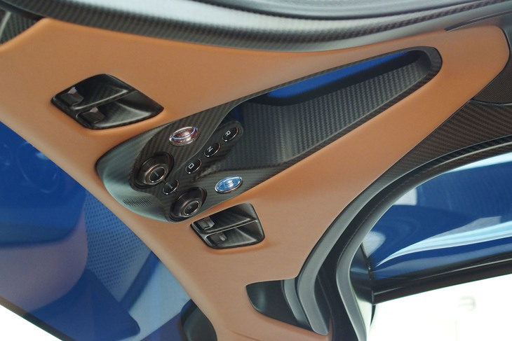 エンジンスタータースイッチやシフトセレクタースイッチ、パワーウィンドウや電動式のドア開閉スイッチなど天井部分に備わっている。