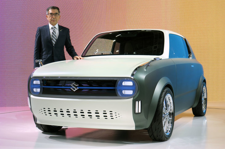 スズキの鈴木俊宏社長とコンセプトカー「WAKUスポ」。