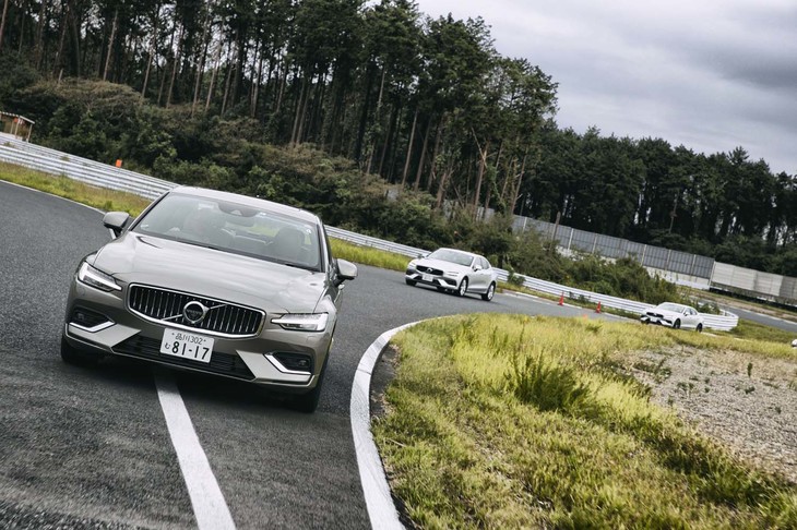 まずは外周コースを走って新型「S60」の出来栄えを試す。