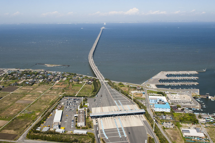 「特定の時間帯の割引料金を変動させるETC時間帯別料金の社会実験」として、東京湾アクアラインでは2023年7月22日から2025年3月31日までの土日祝日について、ダイナミックプライシングが導入されている。対象区間は、上り線（木更津→川崎方面）の木更津金田IC～浮島IC。料金は普通車の場合で「0時から13時は800円」「13時から20時は1200円」「20時から24時は600円」となっている。