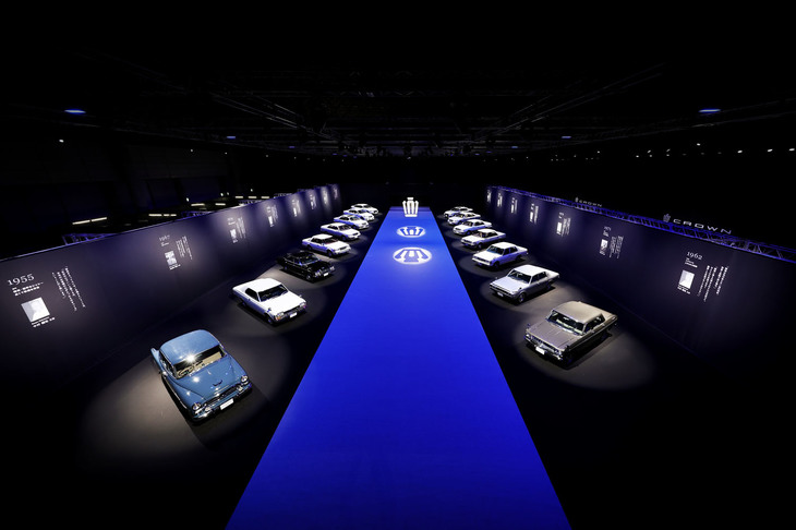 初披露の舞台に並んだ歴代モデル。新型は16代目にあたる。