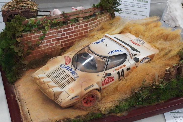 土ぼこりを巻き上げて疾走する、1978年サンレモラリーの優勝車である「ランチア・ストラトス」。キットはハセガワ製1/24。レンガ塀の向こう側に配置されたブタなど、芸が細かい。