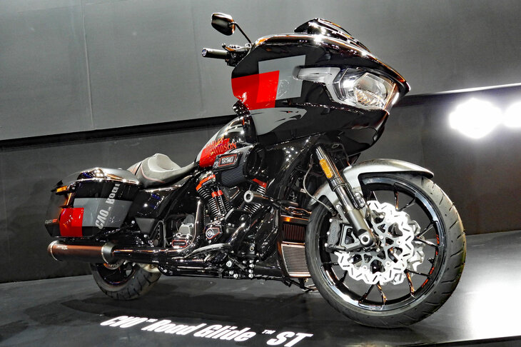 ハーレーダビッドソンCVOロードグライドST