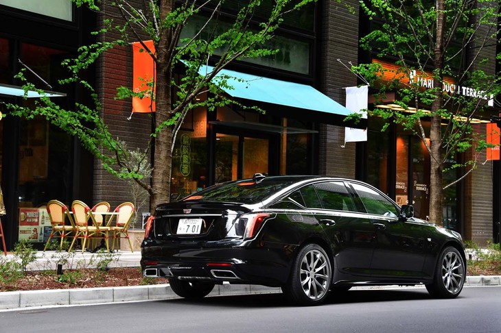 キャデラックの新型ラグジュアリーセダン「CT5」。既存のラージサイズセダン「CT6」よりもひとつ下のクラスに位置づけられる。