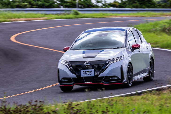 「ノート オーラNISMO」の最小回転半径は、ベースとなった「ノート オーラ」と同じく5.2m。車両やタイヤの限界性能向上に合わせ、VDC作動領域の最適化がうたわれている。