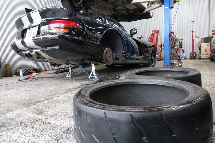 リアタイヤの装着を待つ「バイパー」と、取り外された「トーヨー・プロクセスR888R」。