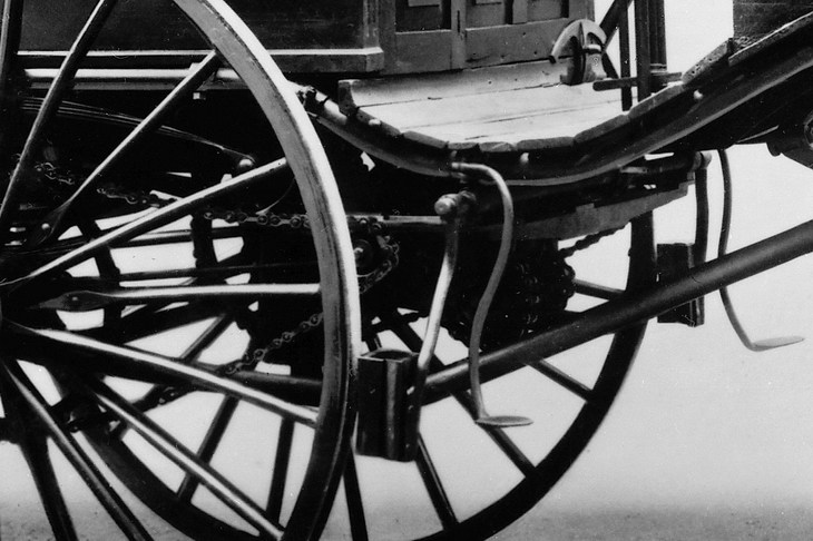 黎明（れいめい）期の自動車のパーツには、馬車からの流用が多く見受けられた。車輪の外側に摩擦材を押し付けるタイプのブレーキも、その例のひとつである。