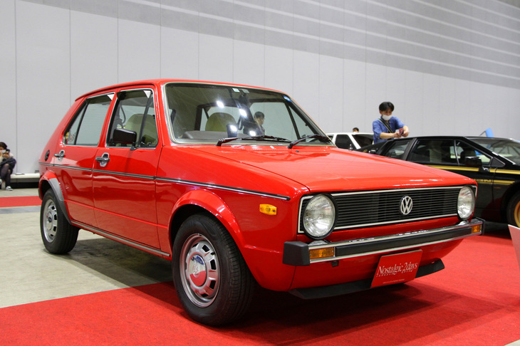 これも「選ばれし10台」から、1978年「フォルクスワーゲン・ゴルフGLE」。“ゴルフ1”こと初代ゴルフの、日本では希少な現存車両。純正スチールホイールを含めオリジナルの姿が保たれている。