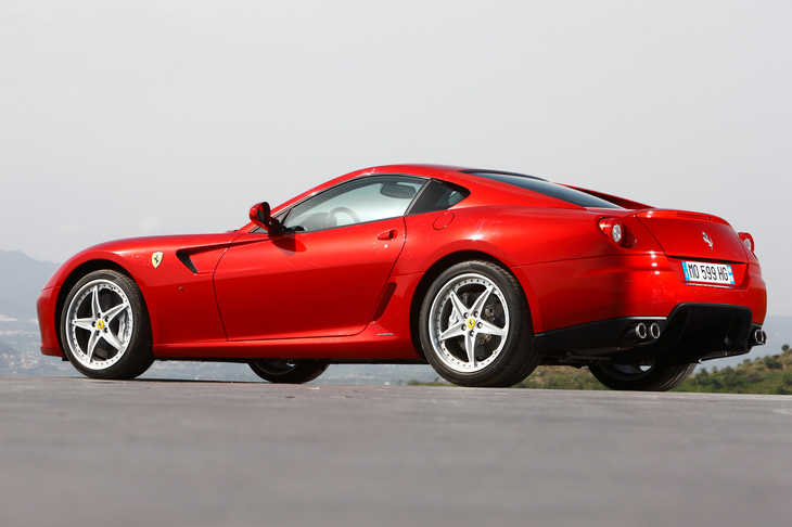 「599GTBフィオラノ」のリアクオータービュー。横から見てボディー（ベルトライン）にくびれを持たせるデザインは、アメリカ車が好んで使った手法で、コークボトルラインと呼ばれる。