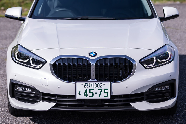 LEDヘッドランプと同フォグランプは「1シリーズ」全車で標準装備となるアイテム。BMWのアイコンともいえるキドニーグリルは、最新世代に共通する大型のシングルフレームデザインになっている。