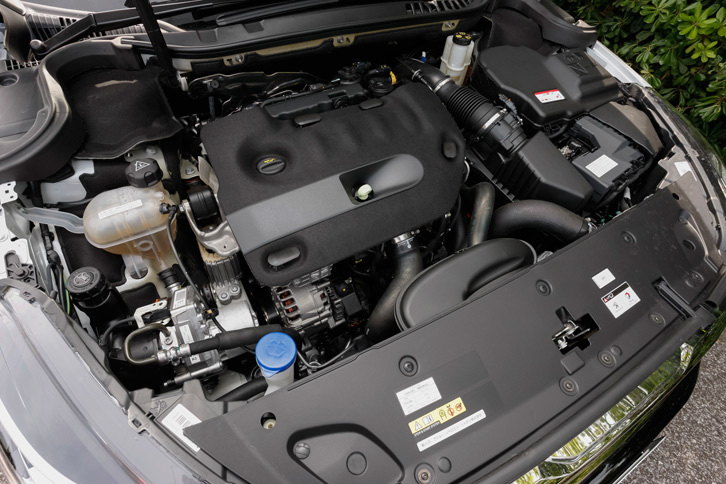 2リッターのBlueHDiディーゼルユニットは180psと400Nmを発生する。JC08モード燃費は18.0km/リッター。