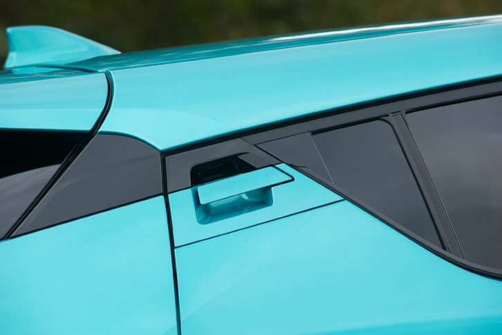 リアドアハンドルをCピラーに隠すように配置するなど、「C-HR」はクーペを意識したデザインとなっている。（写真はプロトタイプ試乗会でのもの）