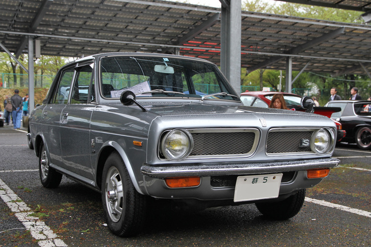 1969年「ホンダ1300 99S」。4キャブレターエンジンを積んだ高性能版は99（ナインティナイン）と呼ばれ、77の角形に対して円形ヘッドライトを持つ。「デラックス」「S」「カスタム」の3グレードがあったが、新車以来の「群5」ナンバーを付けたこれは、最もスポーティーな99S。新車価格は68万円だった。