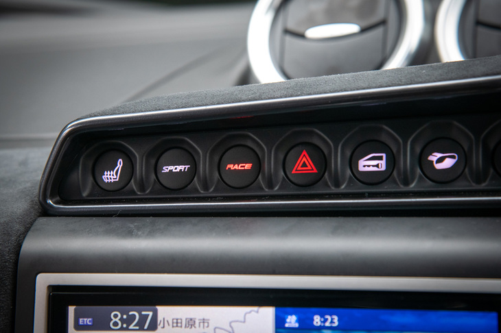 ダッシュボードの中央上段に備わるスイッチパネル。ESPの制御モードの選択スイッチや、排気音の切り替えボタンなどが並ぶ。