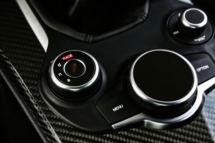 走行モード切り替え機構「アルファDNA」のダイヤル式スイッチ。「D（Dynamic）」「N（Natural）」「A（Advanced Efficiency）」の3モードに加え、「クアドリフォリオ」には「RACE」モードが備えられている。