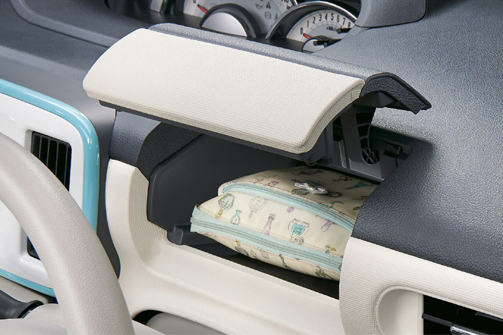 運転席の前にも、ふたがポップアップするインパネアッパーボックスが設けられている。