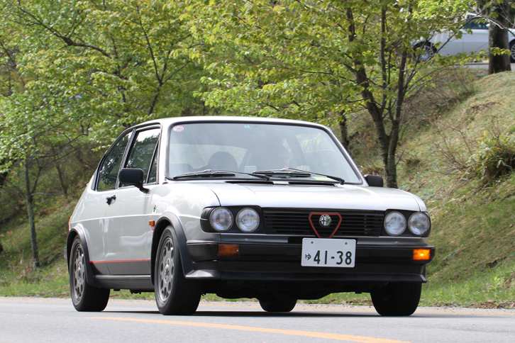 「アルファスッドti」。1971年に登場した、水冷フラット4エンジンを搭載した、アルファ初のFF車であるアルファスッドの高性能グレード。スタイリングはジウジアーロ（イタルデザイン）が担当。