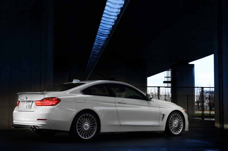 今回の試乗車は4座のスペシャリティーモデル「D4ビターボ クーペ」。最高出力350ps、最大トルク700Nmのディーゼルエンジンを搭載した高性能モデルだ。