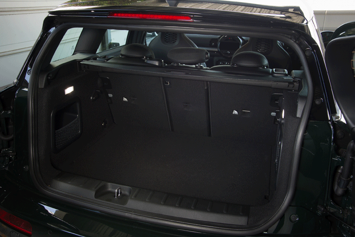 荷室の容量は標準で360リッター。リアシートの背もたれを倒すことで1250リッターまで拡大できる。（写真をクリックすると荷室のアレンジが見られます）