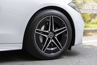 ホイールサイズは18インチ。ディッシュ部分をブラックでペイントした新デザインだ