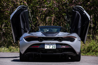 マクラーレンの市販車のアイコンでもある、ディヘドラルドアを「720Sスパイダー」も継承。走行中のエアロダイナミクスに配慮した上方排気システムを採用している。