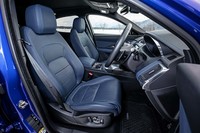 「R-DYNAMIC」グレードの試乗車は、パーフォレイテッドエクリプスウィンザーレザースポーツシートを装備。ヒーター付き電動18ウェイ調整機能がオプションで選択されていた。