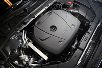 最高出力254ps、最大トルク350Nmを発生する2リッター直4直噴ガソリンターボエンジン。燃費は11.6km/リッター（JC08モード）と公称されている。