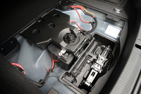 バッテリーは、車体後部のトランクルーム床下に搭載される。