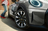 「MINI 3ドア／5ドア」に日本限定の特別仕様車「カムデンエディション」が登場の画像