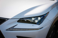 「NX300」の3眼式のLEDヘッドランプ。超小型LEDランプユニットを採用、シャープでスポーティーな表情を目指した。