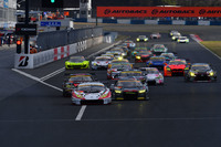 こちらはGT300クラスのスタートシーン。88号車のマネパ ランボルギーニ GT3を先頭に、戦いの火ぶたが切られた。