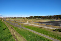かつて多摩川スピードウェイが存在した河川敷の様子。同施設は野球場に改装され、一時は東急フライヤーズの2軍グラウンドとしても利用された。