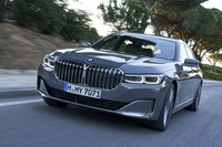 まずは「750Li xDrive」のステアリングを握る。全長5260mmというディメンションでありながら、その走りにはやはりBMWらしいスポーティーさを感じた。