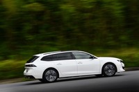 「508SW」にスポーティーな走りを求める向きは、プラグインハイブリッドモデルよりも純ガソリンエンジンモデルがおすすめだ。ほかにディーゼルモデルもラインナップされている。