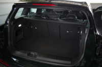 荷室の容量は標準で360リッター。リアシートの背もたれを倒すことで1250リッターまで拡大できる。（写真をクリックすると荷室のアレンジが見られます）