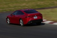 新型「ミライ」の足まわりは前後ともマルチリンク式。トレッドは先代に比べ前が75mm、後ろが60mm広くなっている。