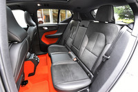 後席の定員は3人。背もたれの折り畳みは、肩部に備わるレバーまたは荷室内にある電動スイッチで行う。