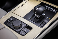 幅の広いセンターコンソールパネルに、ATのシフトセレクターとインフォテインメントシステムのコントローラーを配置。パーキングポジションは右上に位置し、シフトノブの先端にあるリリースボタンを握りながらセレクターを左にスライドさせることで、RやN、Dレンジにシフトできる。