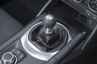 試乗した「ロードスターRF」は6段MT車。シフト操作については、「手首の返しだけで操作できるショートストローク」や「確かな手応えと軽快さ」などがセリングポイントとなっている。