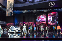 「スマート・ビジョンEQフォーツー」のお披露目は、ミュージカル風の演出が施されていた。