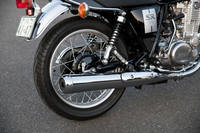 ストレートに伸びるマフラー。音響解析技術を駆使し、低音の音質と歯切れのよさを向上させたとアピールされる。