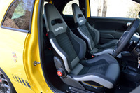 Sabelt製のヘッドレスト一体型スポーツシート。表皮はレザーとアルカンターラのコンビとなる。