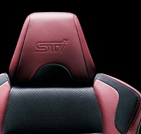 スバルのスポーツモデルといえば、STI仕様は外せない。新型「BRZ」にも設定されることは、まず間違いないと思われる。なお写真のシートは、旧型（初代）のもの。