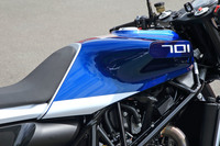 ビジュアル面ではカラーリングの変更が大きなポイント。従来モデルのシルバーとブラックのツートンから、ブルーとホワイトのツートンとなった。