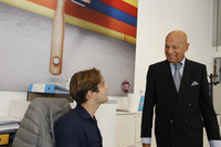 アレッシオさんの祖父であるカルツォーニさん（右）がショールームを訪れた。