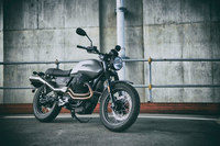 シート高は770mmで、（エンジンまわりを除くと）スリムな車体形状もあって足つき性は良好。取り回しはしやすく、着座姿勢も快適だ。