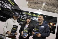 東莞・広東「中国国際自動車カスタマイズおよびチューニング展覧会」の広報宣伝スタンドで。人気のベース車は「ホンダとスバル」という。
